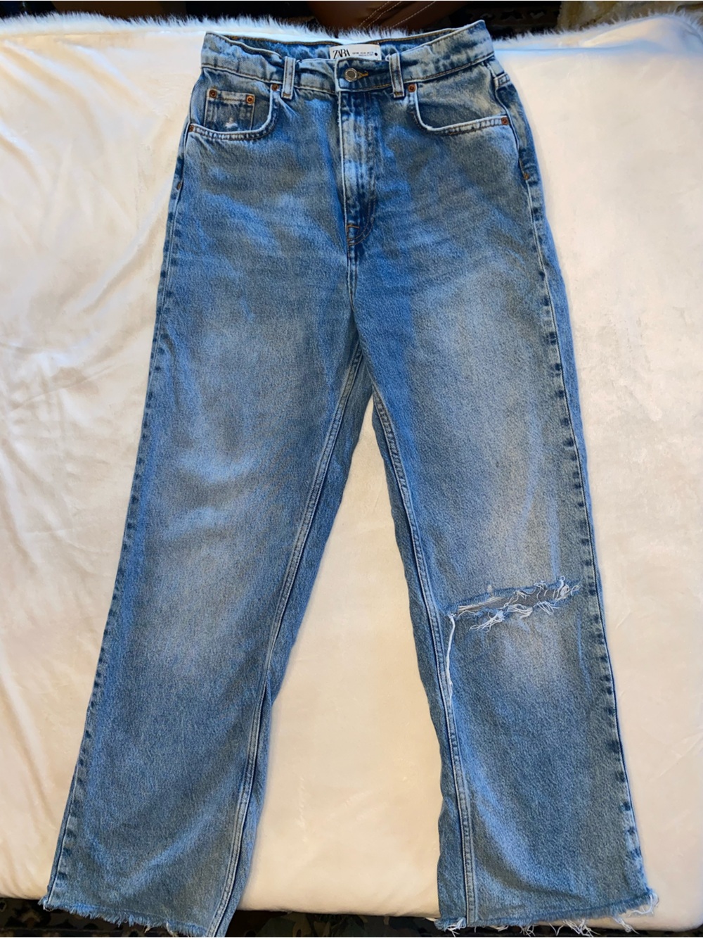 ZARA Women’s Size 6 Light Wash Blue Denim Distressed Straight Leg 5-Pocket Jeans